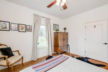 The Outlook - And Deck Views Of Hill Country