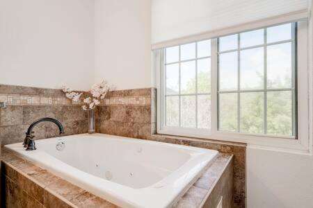 The Outlook - And Deck Views Of Hill Country