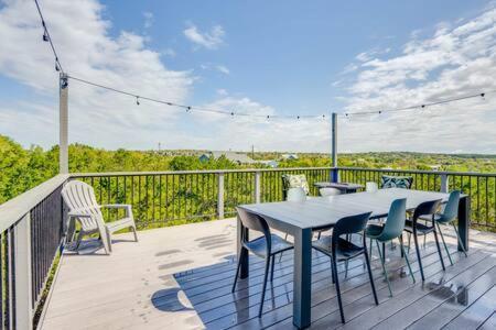 The Outlook - And Deck Views Of Hill Country *