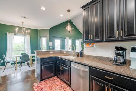 The Outlook - And Deck Views Of Hill Country *