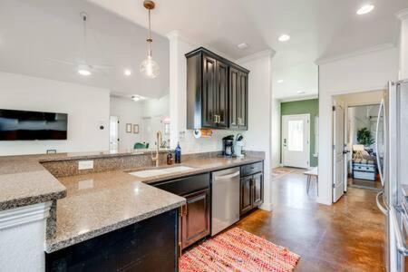 The Outlook - And Deck Views Of Hill Country