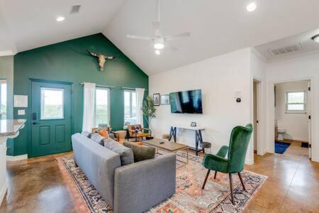 The Outlook - And Deck Views Of Hill Country